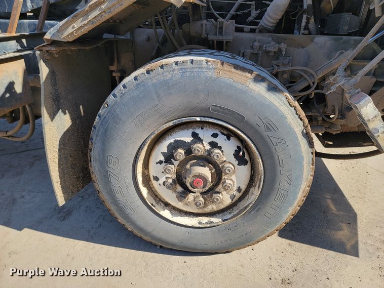 image for item LV9418 1993 Perterbilt 320  roll-off container truck