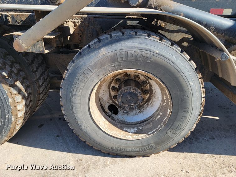 image for item LV9418 1993 Perterbilt 320  roll-off container truck