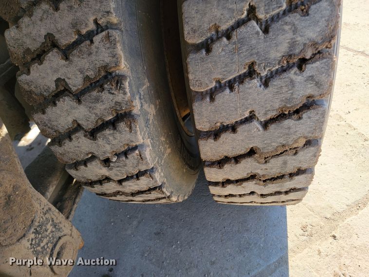 image for item LV9418 1993 Perterbilt 320  roll-off container truck