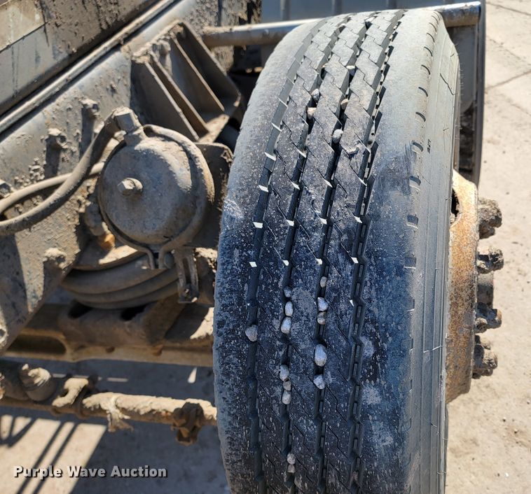 image for item LV9418 1993 Perterbilt 320  roll-off container truck