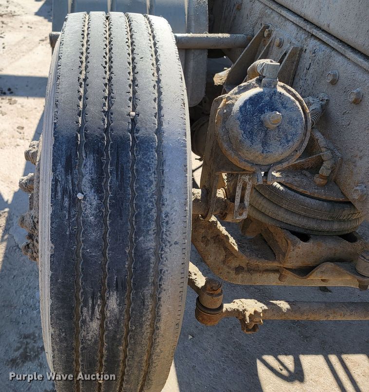 image for item LV9418 1993 Perterbilt 320  roll-off container truck