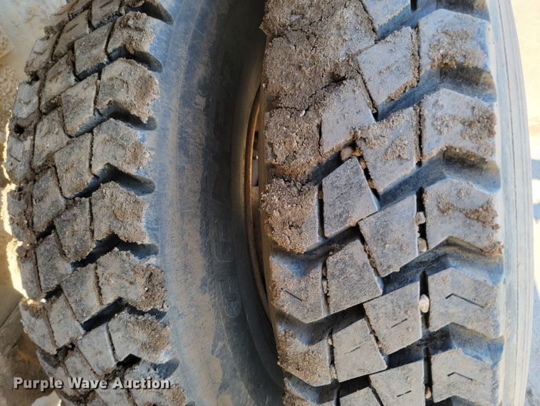 image for item LV9418 1993 Perterbilt 320  roll-off container truck