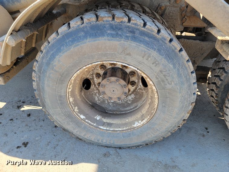 image for item LV9418 1993 Perterbilt 320  roll-off container truck