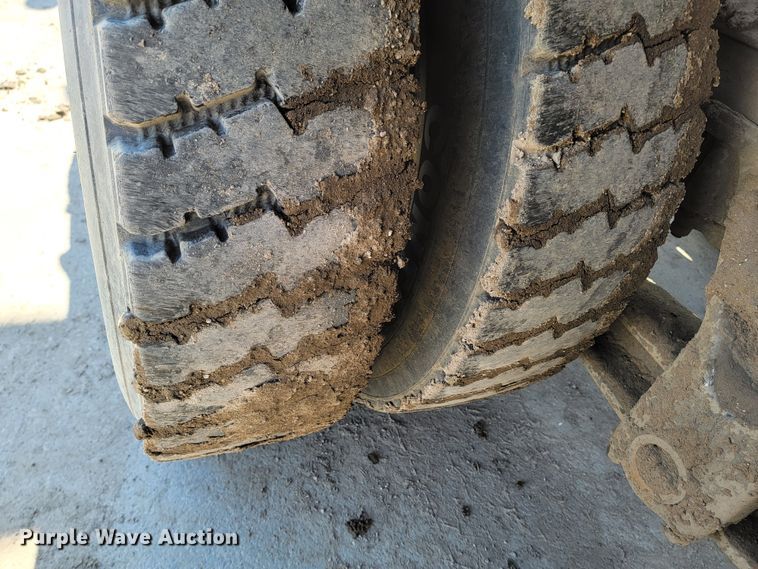 image for item LV9418 1993 Perterbilt 320  roll-off container truck