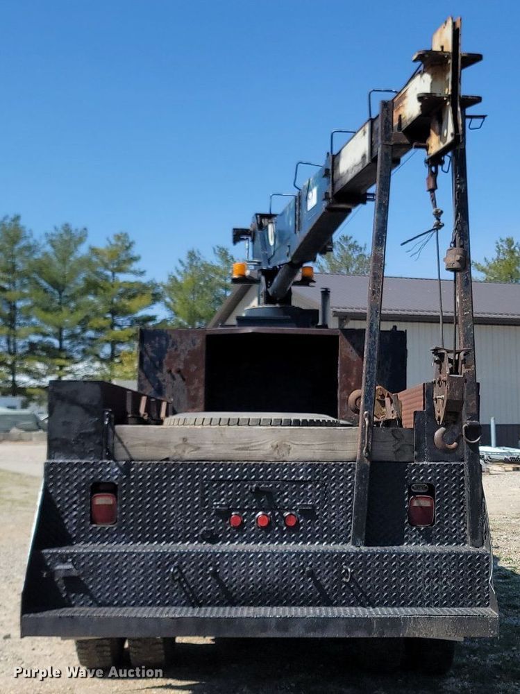 image for item MB9886 1990 GMC TopKick C6000  crane truck