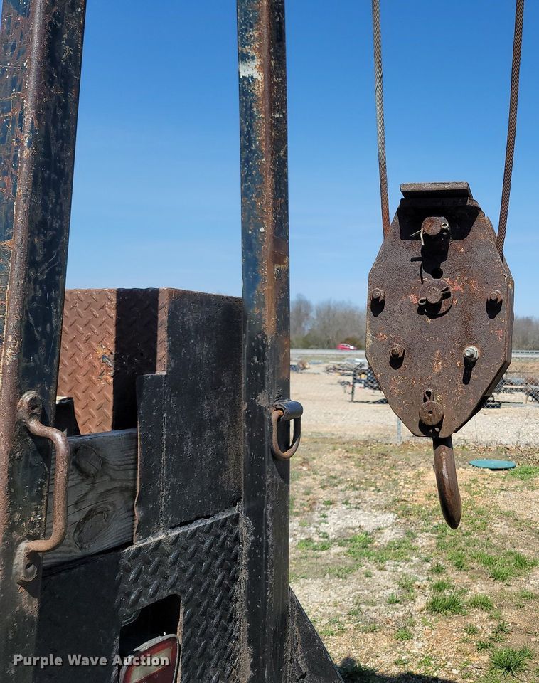 image for item MB9886 1990 GMC TopKick C6000  crane truck