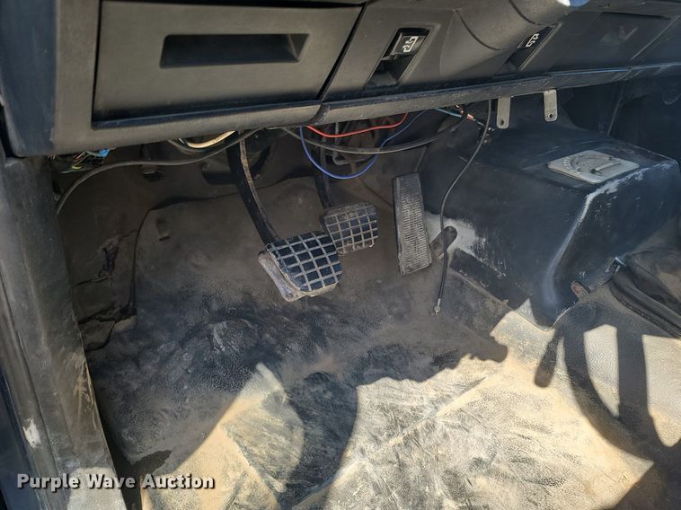 image for item MB9886 1990 GMC TopKick C6000  crane truck