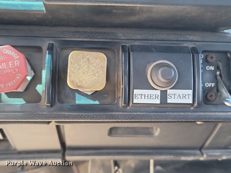 image for item MB9886 1990 GMC TopKick C6000  crane truck