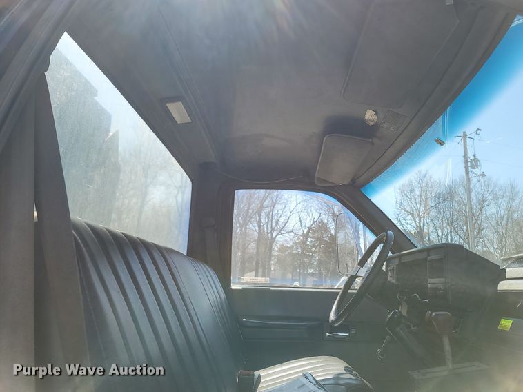 image for item MB9886 1990 GMC TopKick C6000  crane truck