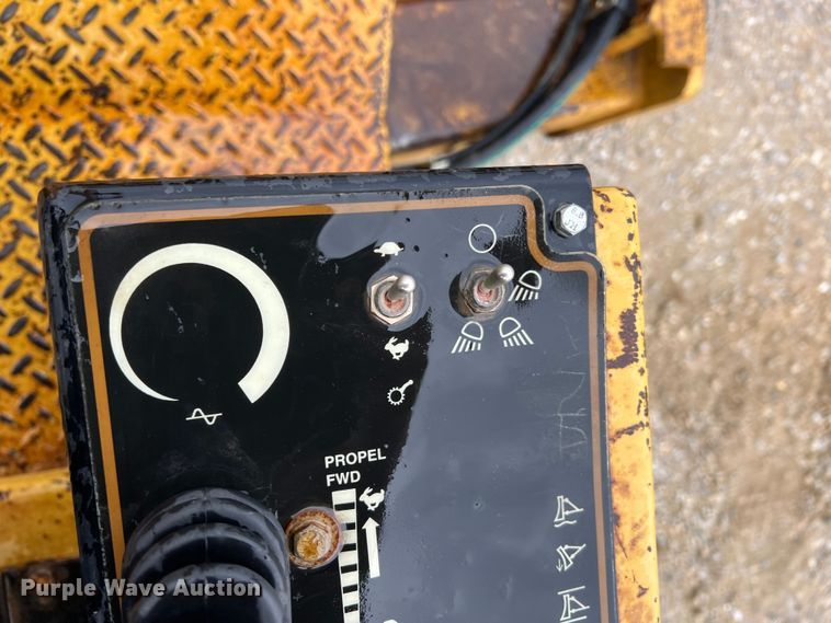 image for item MM9281 1995 Caterpillar CP563C  single drum vibratory roller