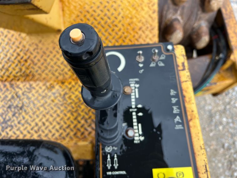 image for item MM9281 1995 Caterpillar CP563C  single drum vibratory roller