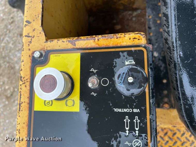 image for item MM9281 1995 Caterpillar CP563C  single drum vibratory roller