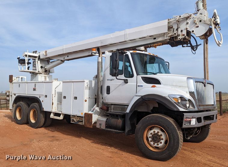 image for item MN9833 2012 International WorkStar 7400  digger derrick truck