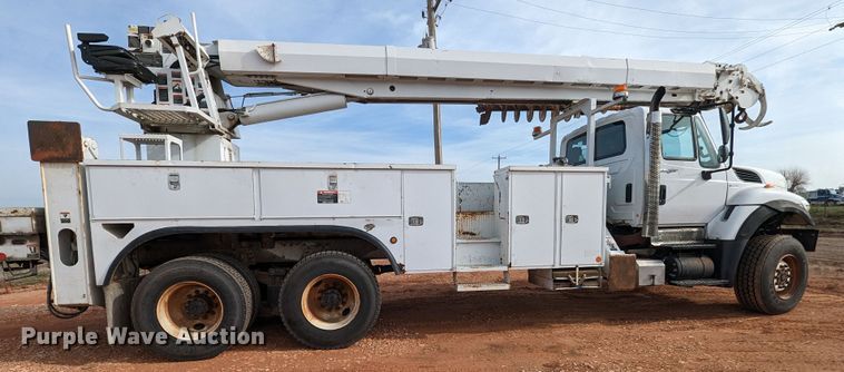 image for item MN9833 2012 International WorkStar 7400  digger derrick truck