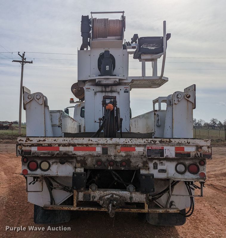 image for item MN9833 2012 International WorkStar 7400  digger derrick truck