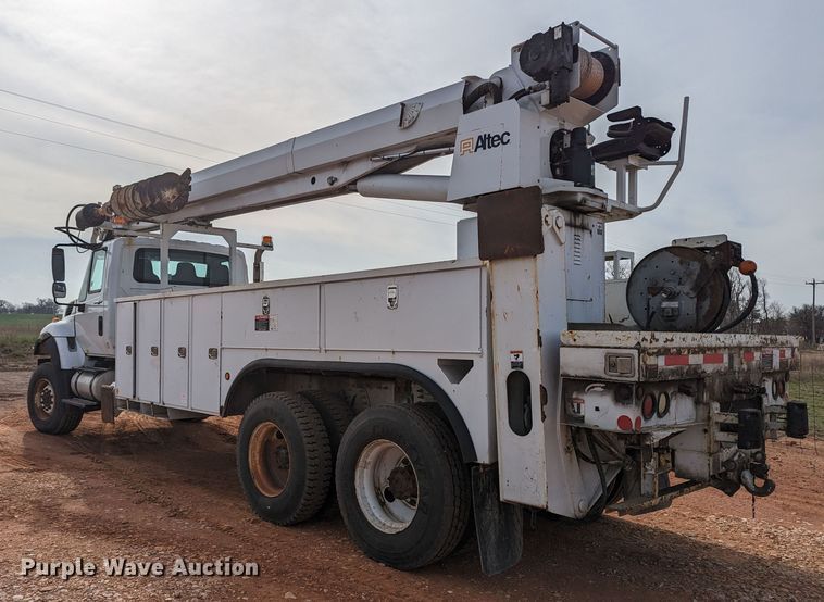 image for item MN9833 2012 International WorkStar 7400  digger derrick truck
