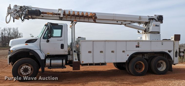 image for item MN9833 2012 International WorkStar 7400  digger derrick truck
