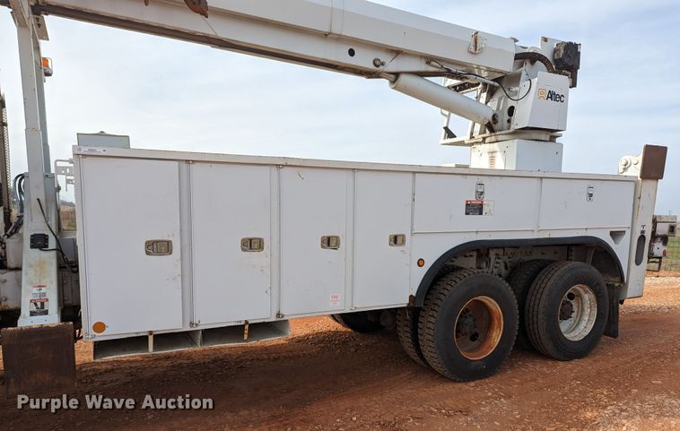 image for item MN9833 2012 International WorkStar 7400  digger derrick truck