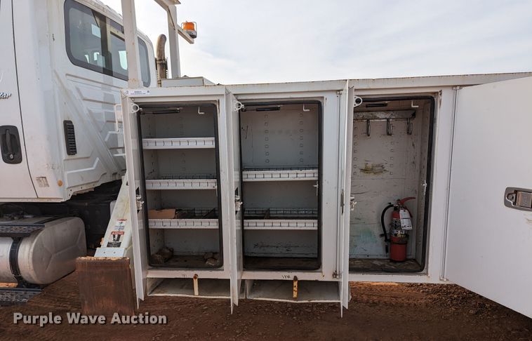 image for item MN9833 2012 International WorkStar 7400  digger derrick truck