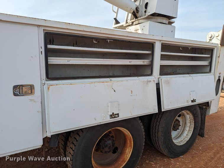 image for item MN9833 2012 International WorkStar 7400  digger derrick truck