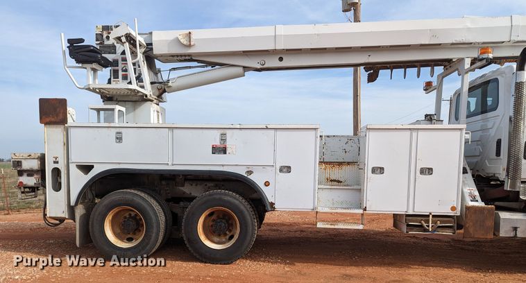 image for item MN9833 2012 International WorkStar 7400  digger derrick truck