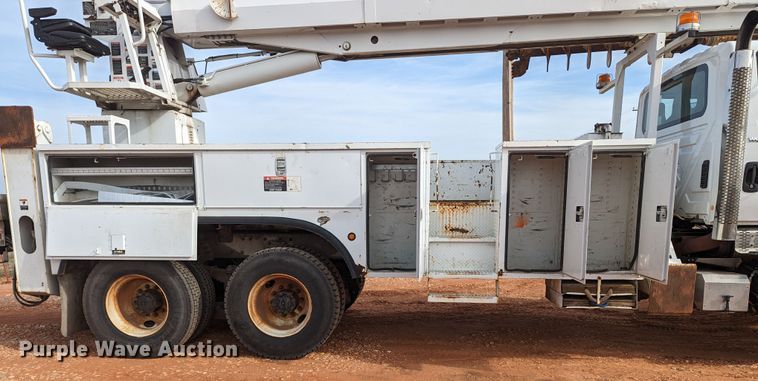 image for item MN9833 2012 International WorkStar 7400  digger derrick truck