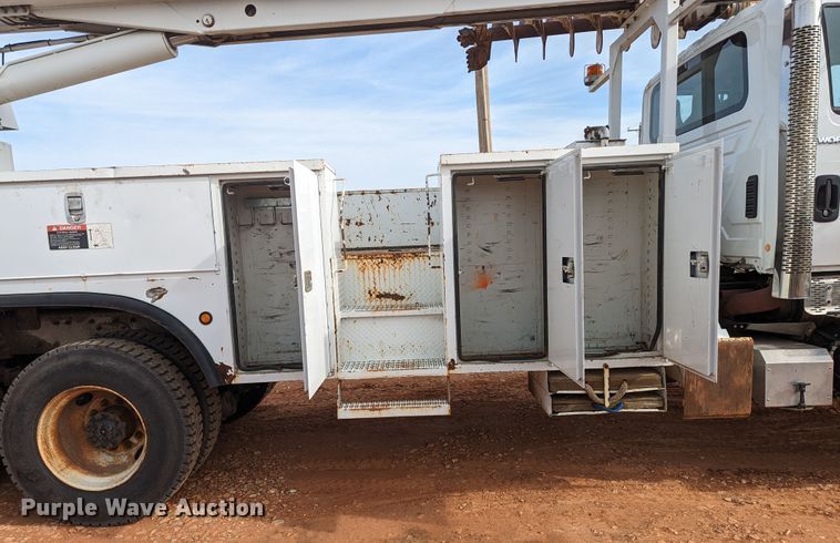 image for item MN9833 2012 International WorkStar 7400  digger derrick truck