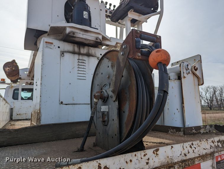 image for item MN9833 2012 International WorkStar 7400  digger derrick truck