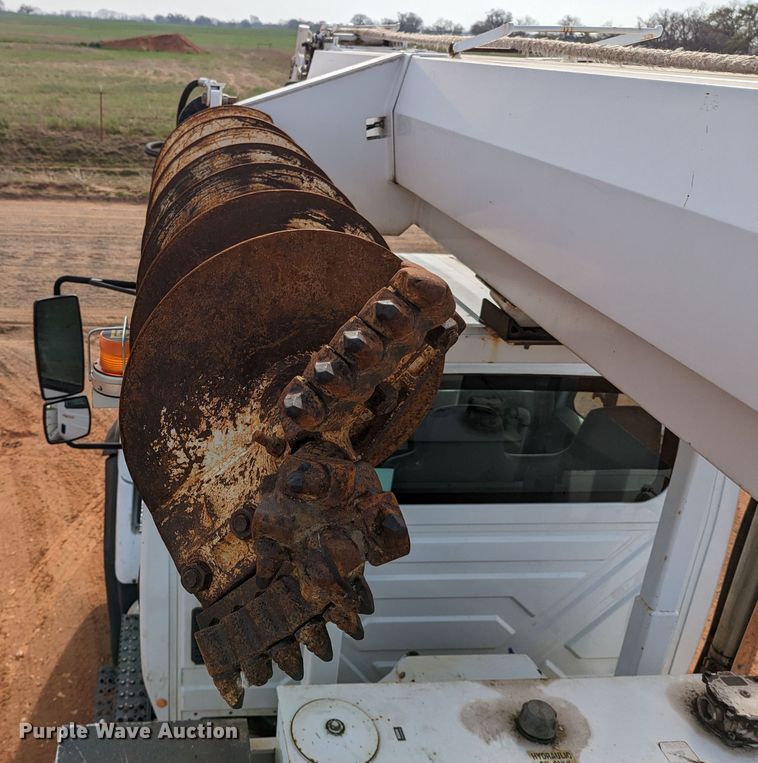 image for item MN9833 2012 International WorkStar 7400  digger derrick truck