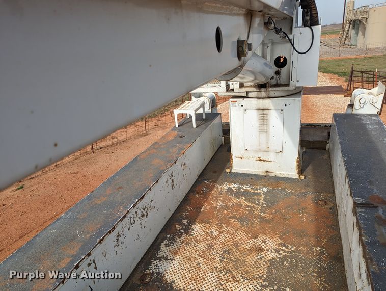 image for item MN9833 2012 International WorkStar 7400  digger derrick truck