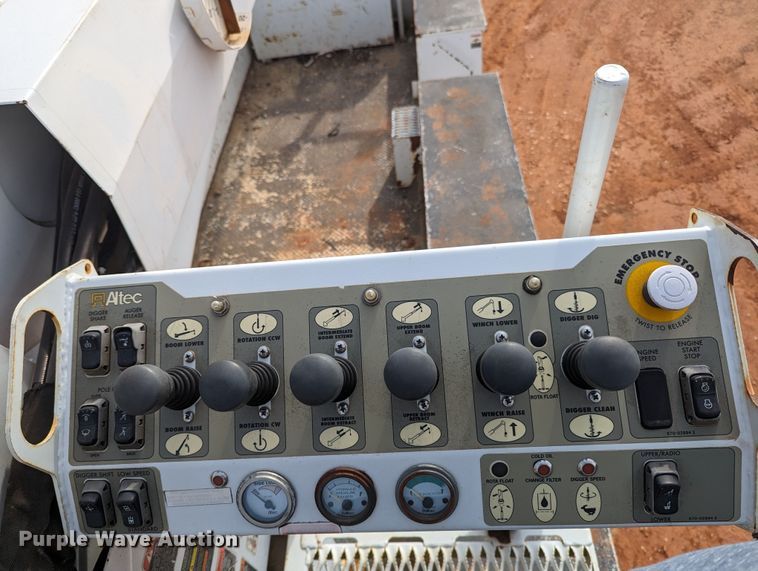 image for item MN9833 2012 International WorkStar 7400  digger derrick truck