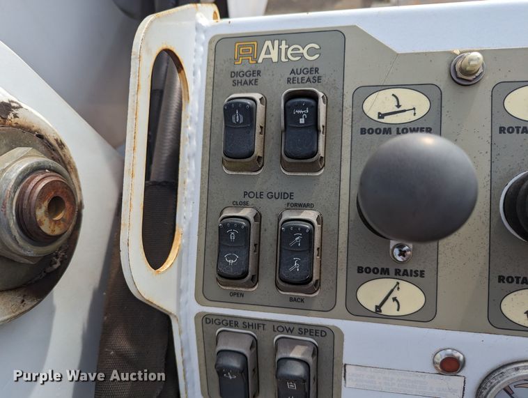 image for item MN9833 2012 International WorkStar 7400  digger derrick truck