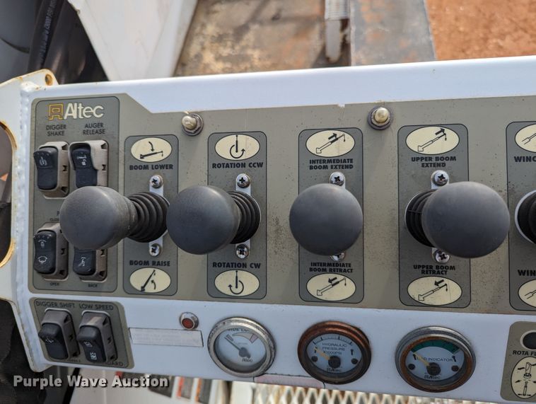 image for item MN9833 2012 International WorkStar 7400  digger derrick truck