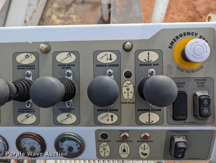 image for item MN9833 2012 International WorkStar 7400  digger derrick truck