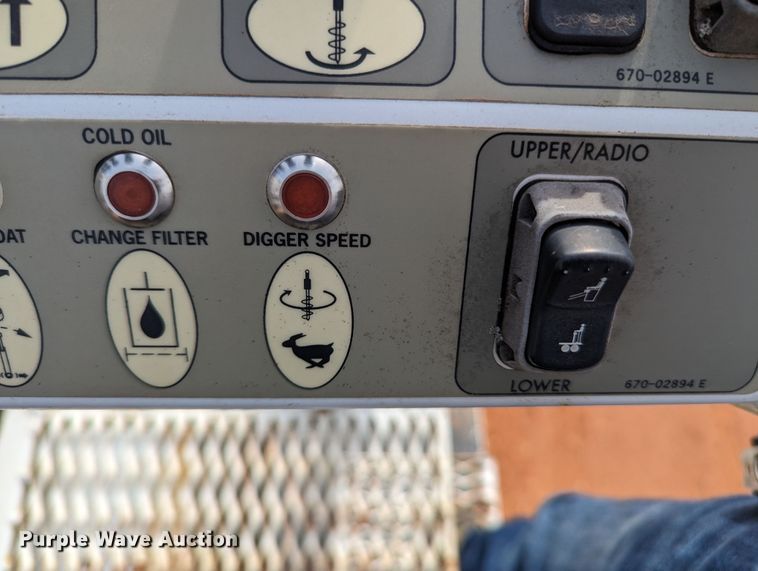 image for item MN9833 2012 International WorkStar 7400  digger derrick truck