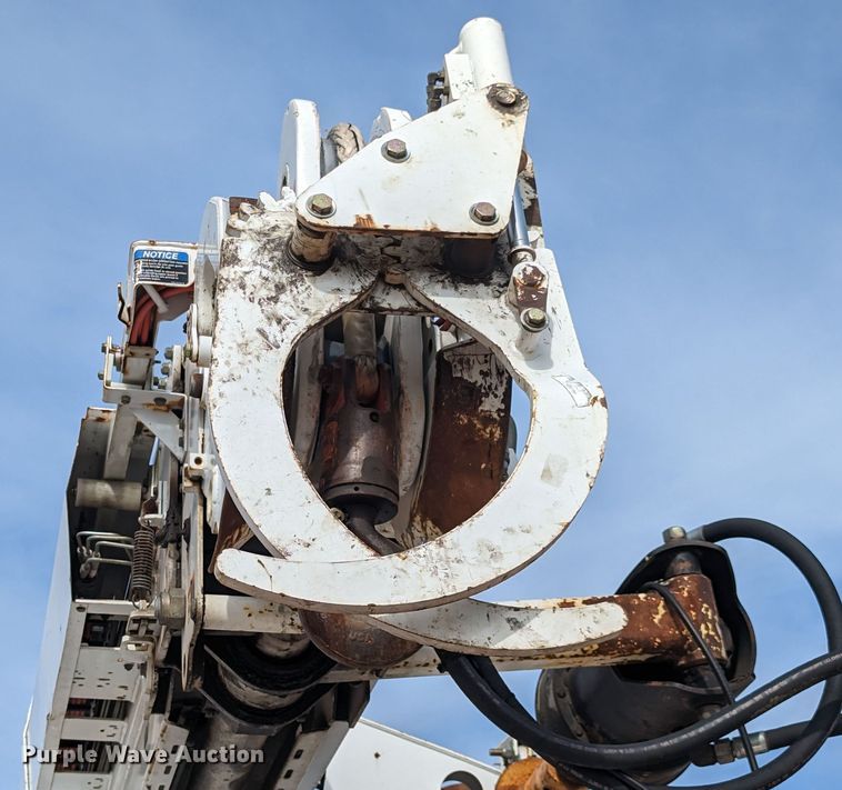 image for item MN9833 2012 International WorkStar 7400  digger derrick truck