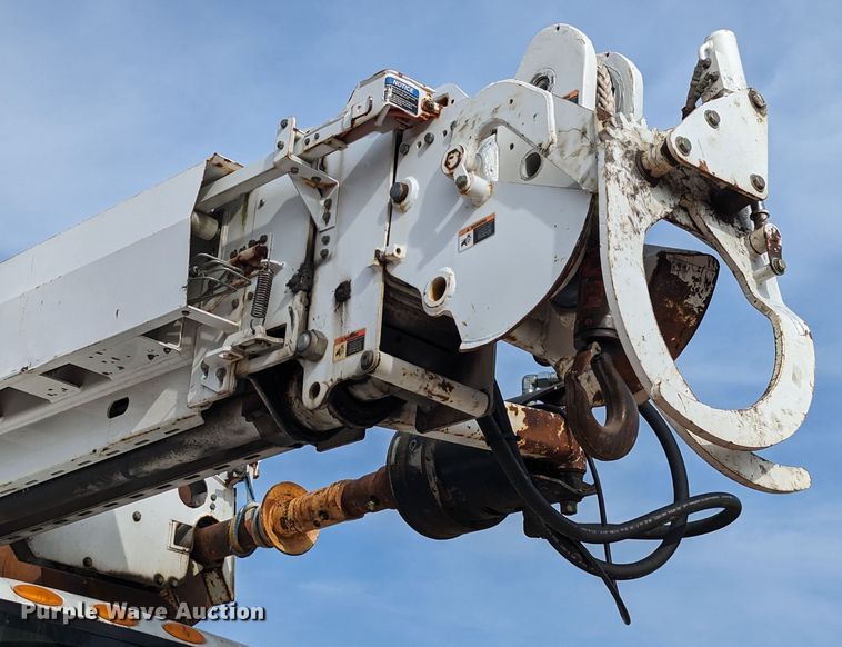 image for item MN9833 2012 International WorkStar 7400  digger derrick truck