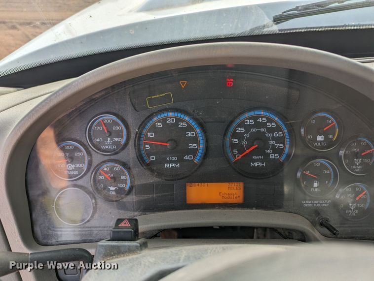 image for item MN9833 2012 International WorkStar 7400  digger derrick truck