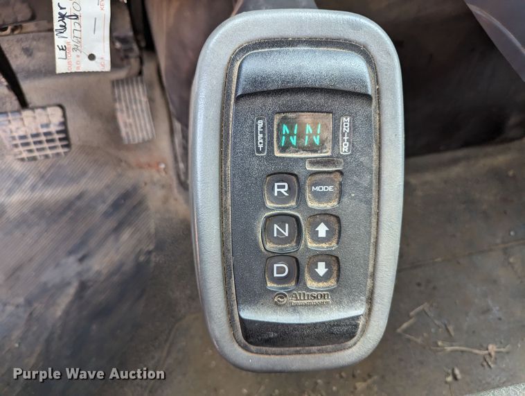 image for item MN9833 2012 International WorkStar 7400  digger derrick truck