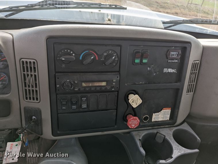 image for item MN9833 2012 International WorkStar 7400  digger derrick truck