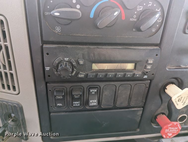 image for item MN9833 2012 International WorkStar 7400  digger derrick truck