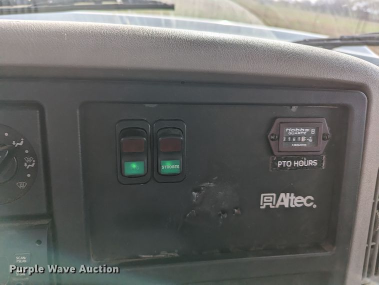 image for item MN9833 2012 International WorkStar 7400  digger derrick truck