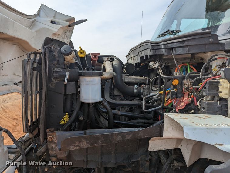 image for item MN9833 2012 International WorkStar 7400  digger derrick truck