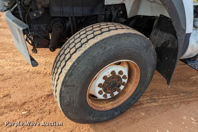 image for item MN9833 2012 International WorkStar 7400  digger derrick truck