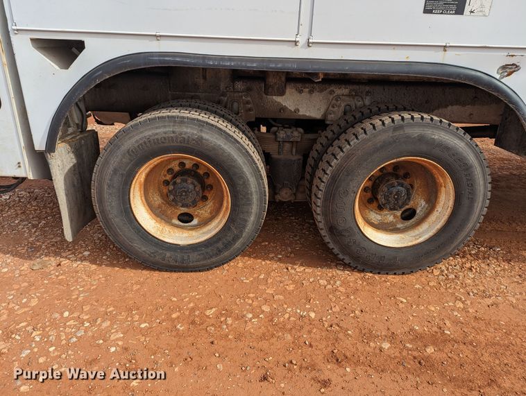 image for item MN9833 2012 International WorkStar 7400  digger derrick truck