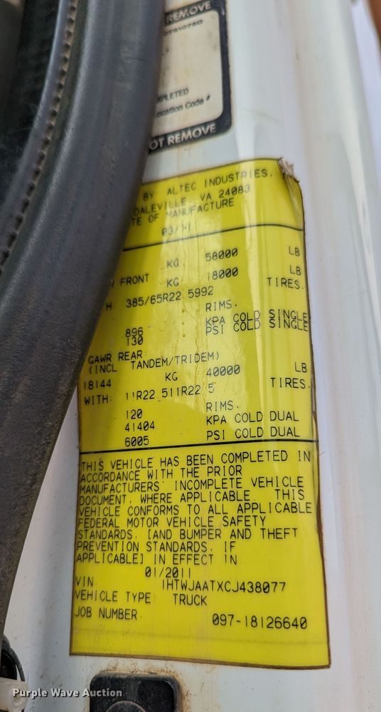 image for item MN9833 2012 International WorkStar 7400  digger derrick truck