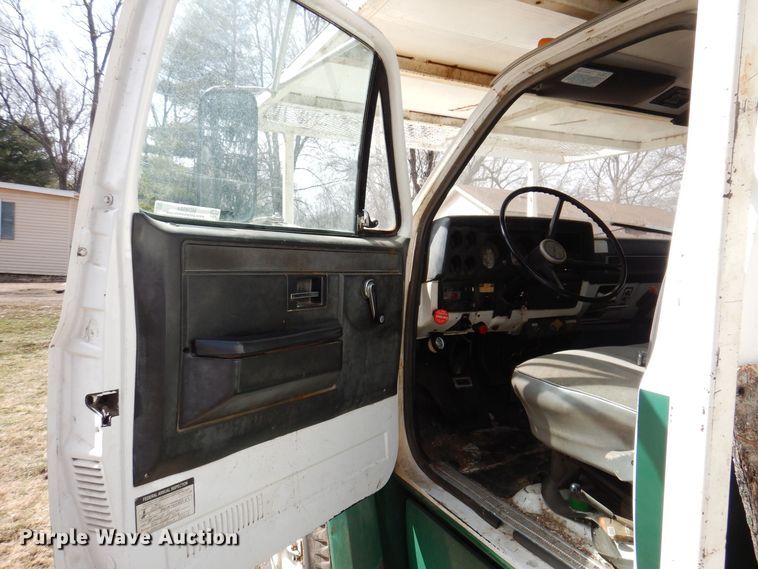 image for item MO9564 1982 GMC 7000  bucket truck