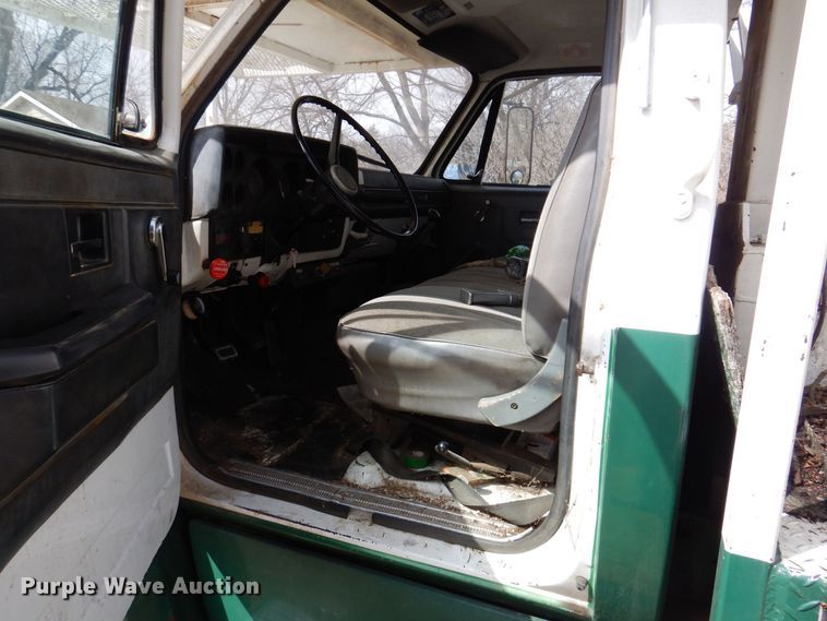 image for item MO9564 1982 GMC 7000  bucket truck