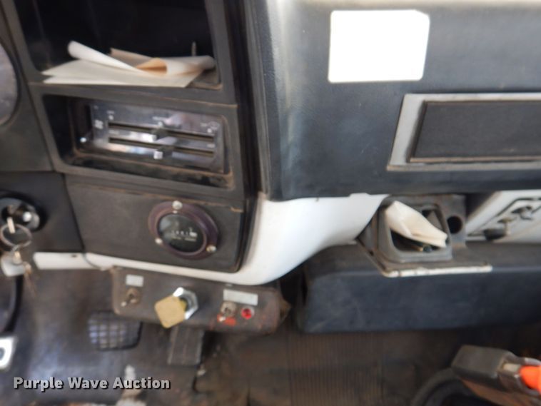 image for item MO9564 1982 GMC 7000  bucket truck