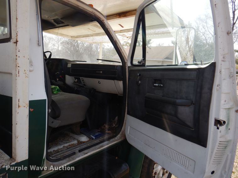 image for item MO9564 1982 GMC 7000  bucket truck